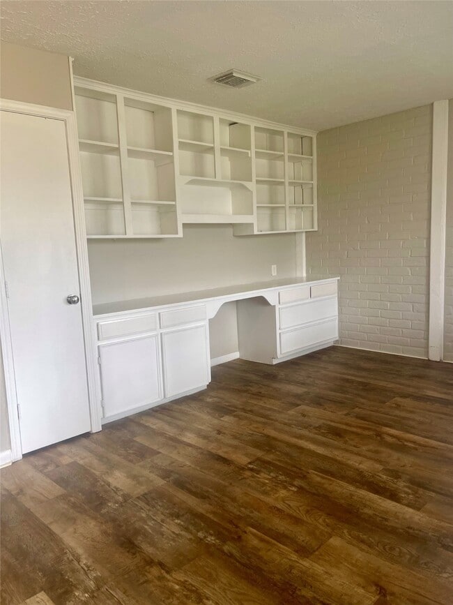 Building Photo - 2115 Yorktown Ct S