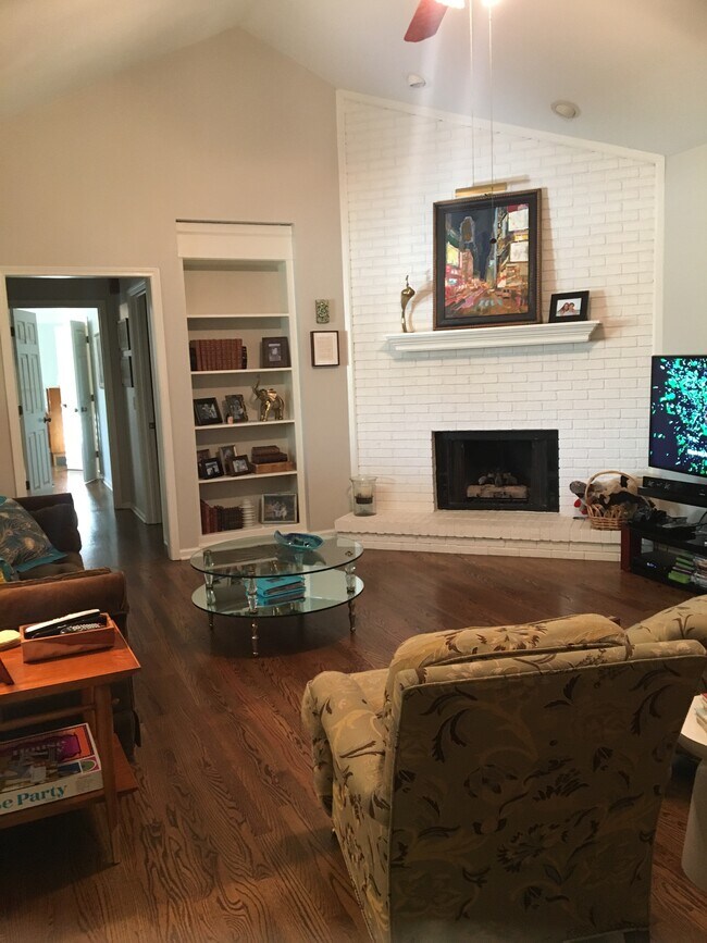 Building Photo - 705 Spring House Circle