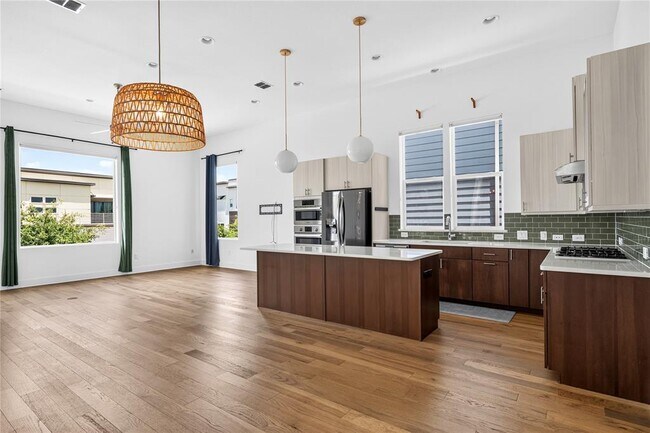 Building Photo - 6105 Florencia Ln