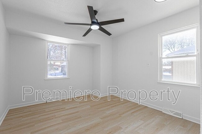 Building Photo - 705 NW Buckingham Pl