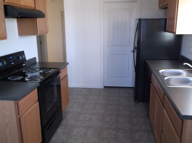 Building Photo - 205 Hunters Way