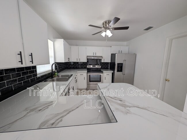Building Photo - 1101 Lodge Cir