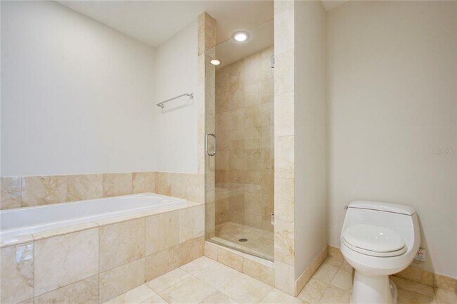 Building Photo - 300 Beach Dr NE