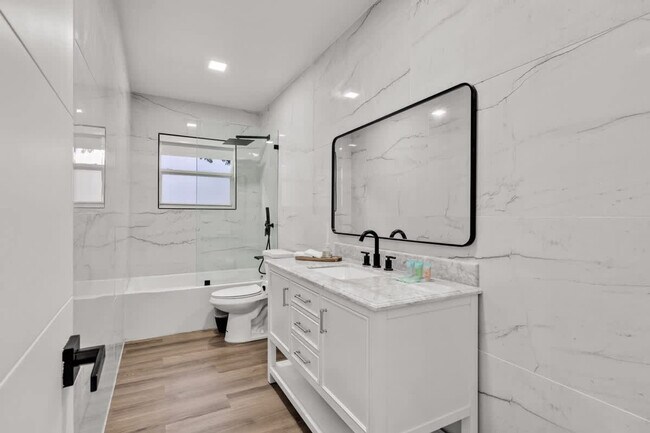 Building Photo - 17621 NE 7th Ave