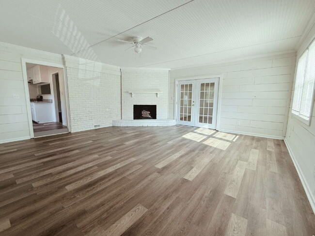 Building Photo - Welcome Home to Timeless Charm and Modern Comfort