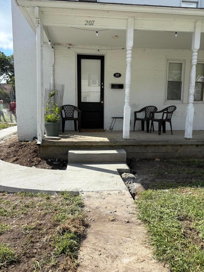 Building Photo - 203 E Reynolds St