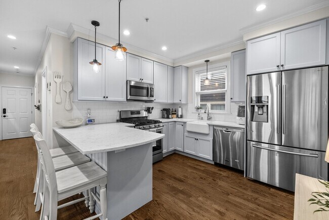 Building Photo - 465 Ashmont St