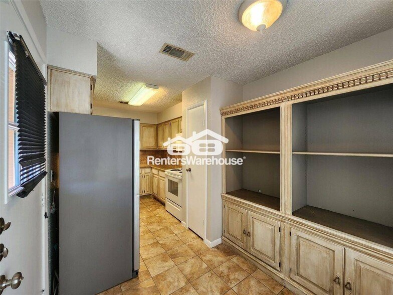Building Photo - 17742 Kings Park Ln
