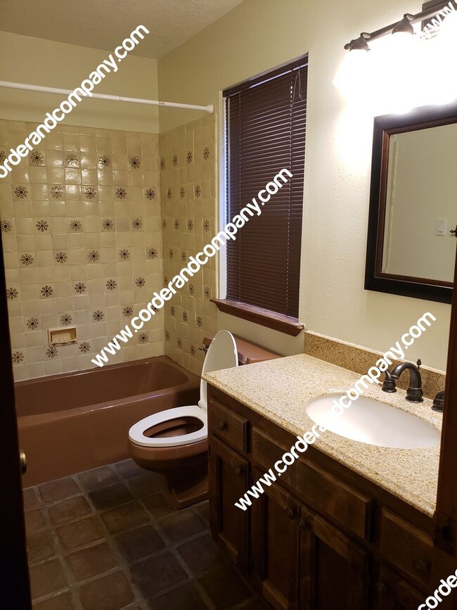 Building Photo - Southwestern 2 Bedroom, 2 Bathroom, 1 Car ...