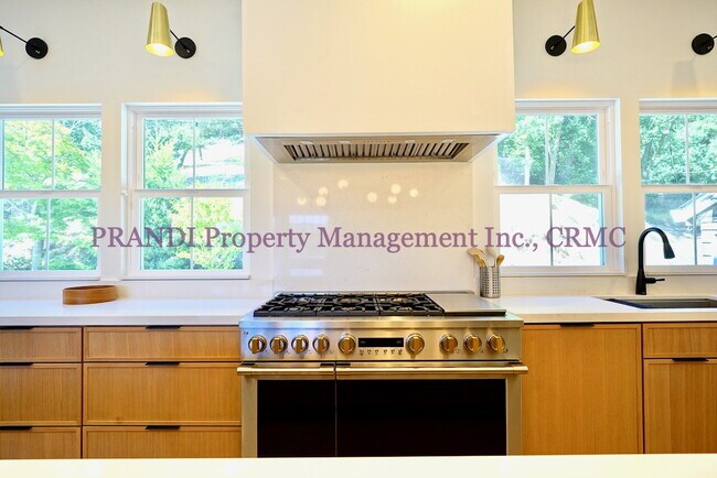 Building Photo - Classic, Modern and Private Home with Fres...
