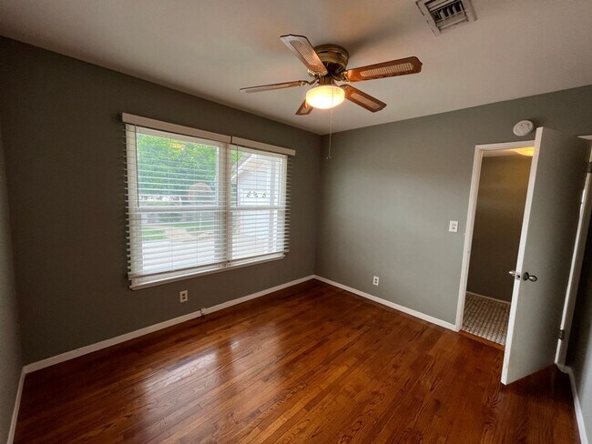 Building Photo - Upgraded 4+2 w/hardwood floors + great bac...