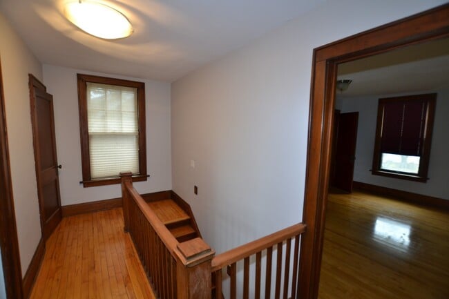 Building Photo - Beautiful woodwork in this incredible Clin...