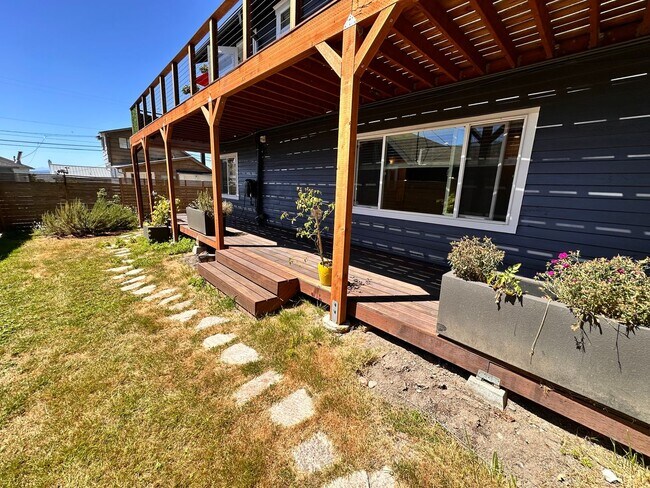 Building Photo - Charming West Seattle Home with Views of Puget Sound