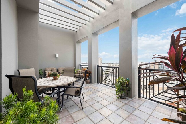 Building Photo - "Luxurious 3-Bed Sarasota Penthouse with S...