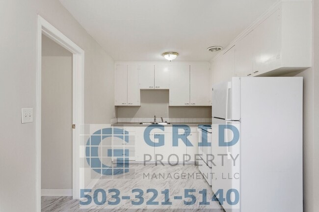Building Photo - 3 Bedroom Home - Large Corner Lot - SE Por...