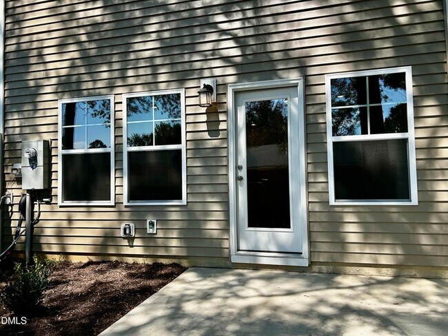 Building Photo - 154 Paramount Dr