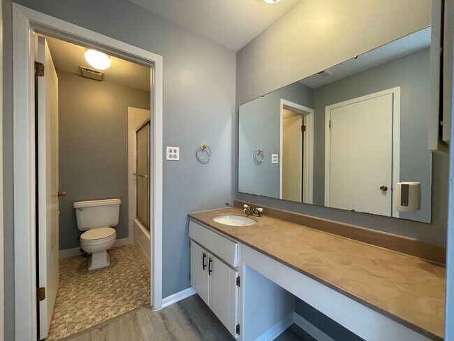 Building Photo - 1655 Dover Ct