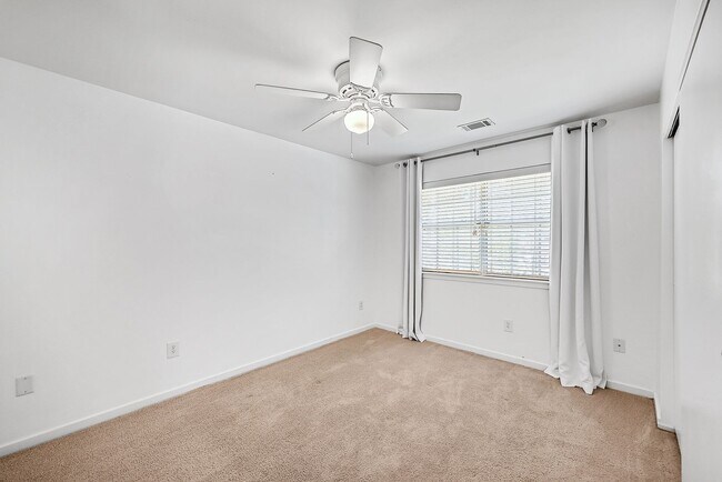 Building Photo - West Point Home - Minutes from IOP!