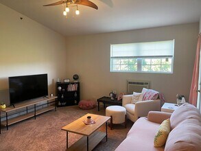 Building Photo - Adorable 1 Bedroom 1 Bathroom Condo in Ric...