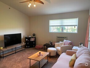 Building Photo - Adorable 1 Bedroom 1 Bathroom Condo in Ric...