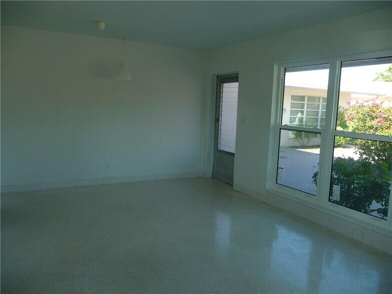 DINING/LIVING RM - 1260 SE 3rd Ct