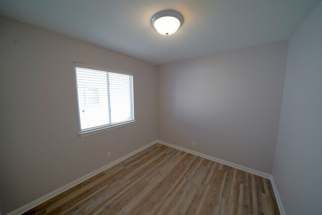Building Photo - Beautifully Renovated Home Now Available in Converse.  Realtor Commission: $500