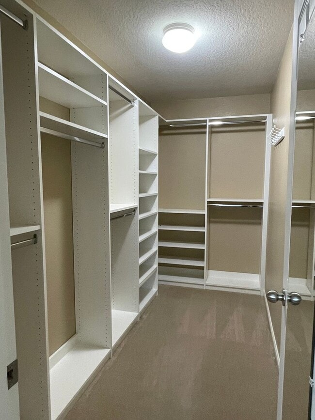 Building Photo - Large Beautiful 4 Bed, 2.5 Bath House!