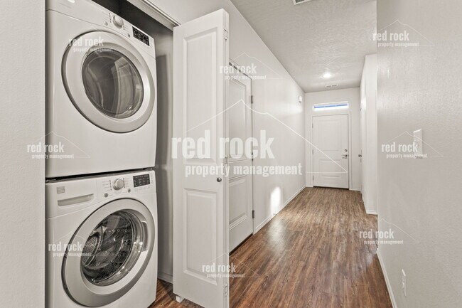 Building Photo - 304 S Marigold Ln