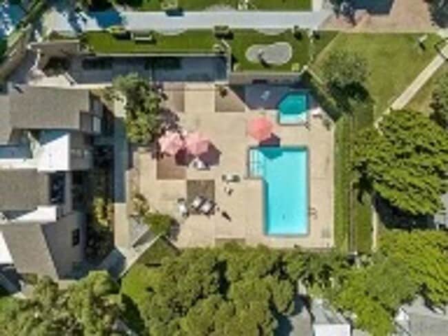 Building Photo - Fully Furnished Townhouse in the oceanfron...