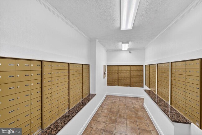 Building Photo - 1111 Arlington Blvd