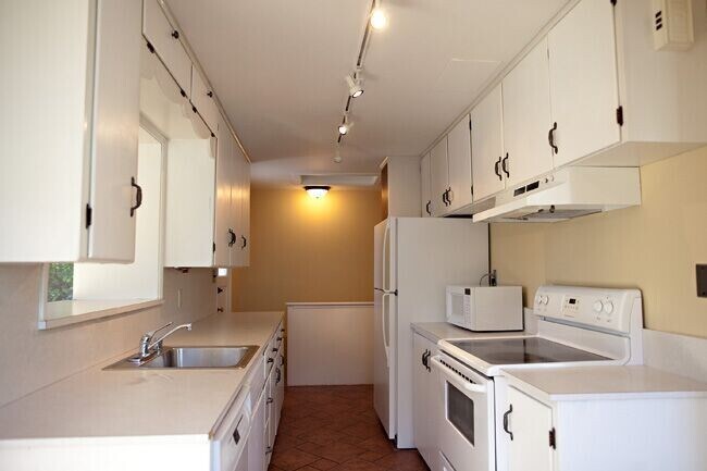 Building Photo - 323 JR MYERS