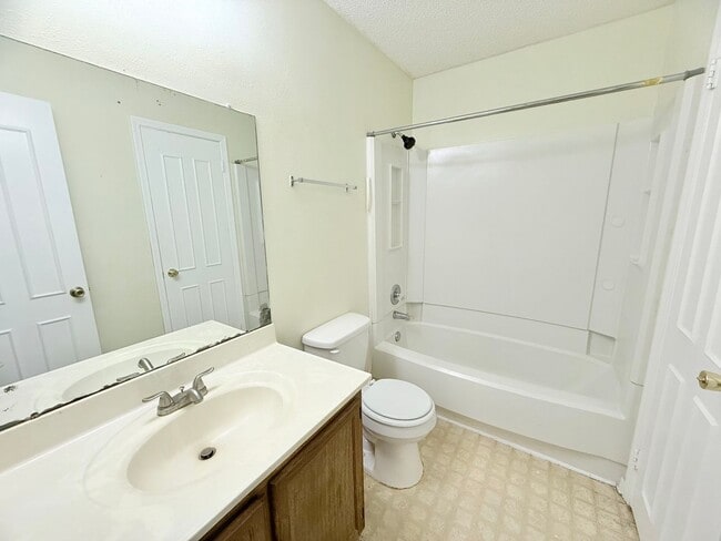 Building Photo - 2 Bedroom Townhome Near Scenic Hills