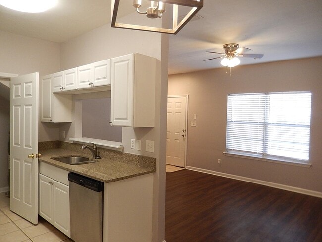 Building Photo - 3100 Dian Rd