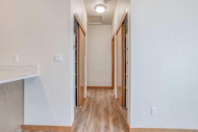 Building Photo - Beautiful 2 Bedroom 2.5 Bathroom Duplex in Great Washougal Location! Beautiful Finishes!