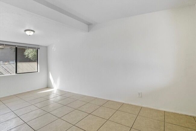 Building Photo - 1638 N Beverly Ave