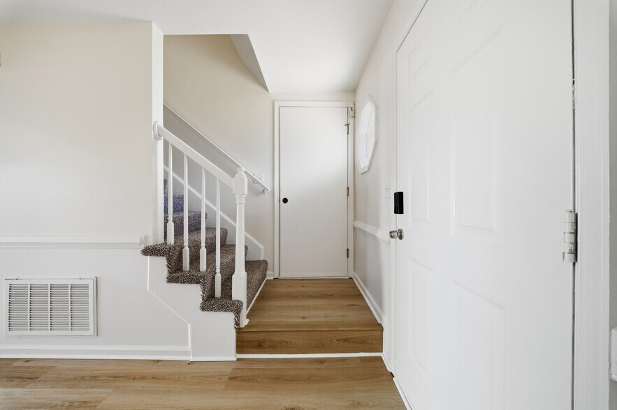 Building Photo - 4732 Brompton Dr