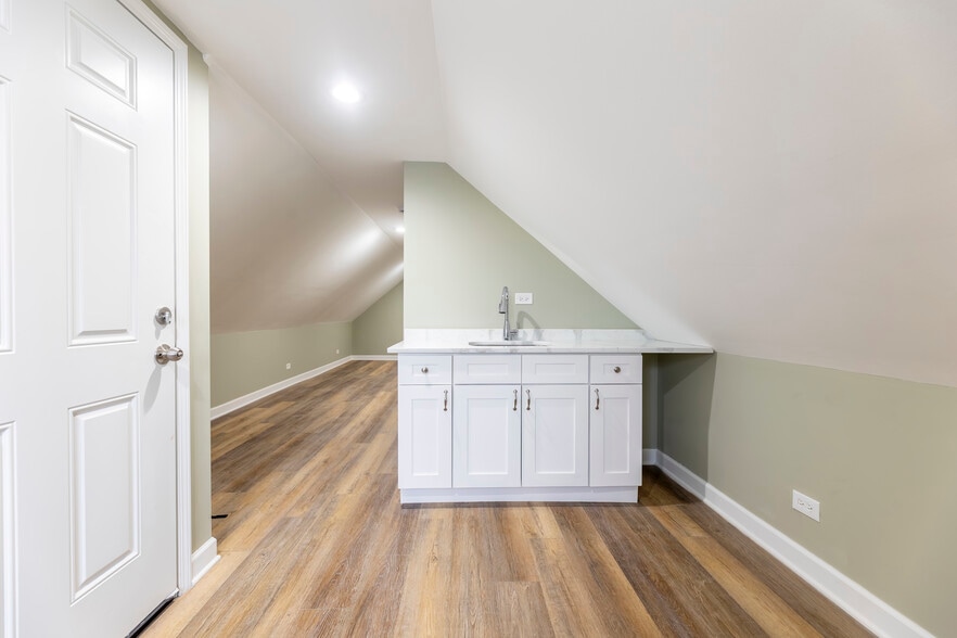 Building Photo - 6327 S Kenneth Ave