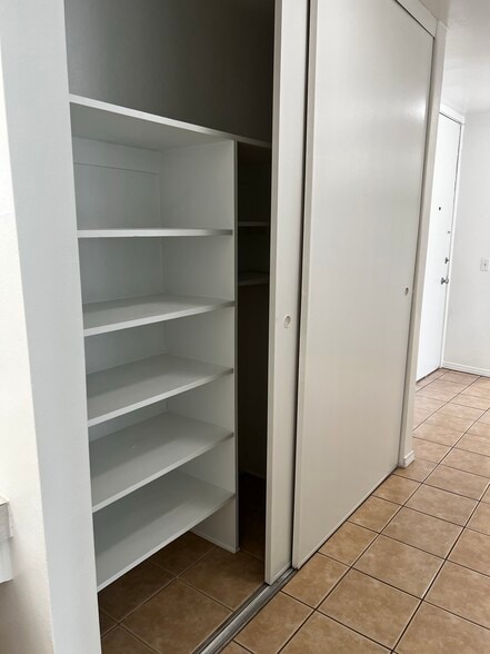 Hall Closet - 3050 Rue Dorleans