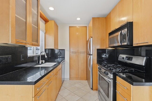 Building Photo - 207 42nd St