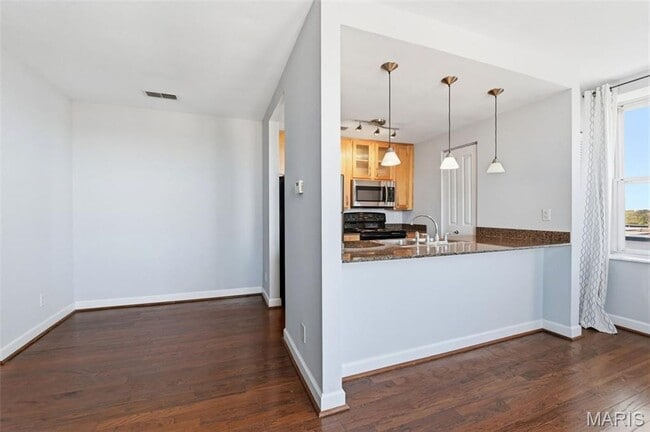 Building Photo - Partially Furnished West End Condo for Rent!