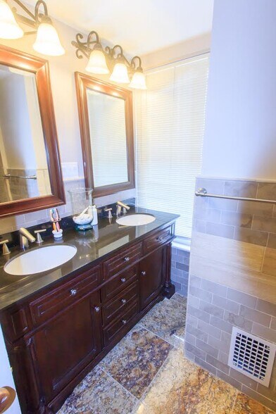 Shared Bathroom - 6 Boston Ave