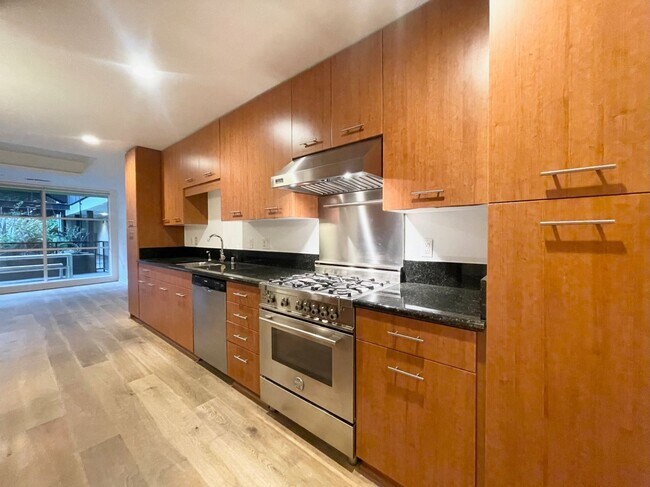 Building Photo - Dogpatch: Exceptional 1 Bed 1.5 Bath Condo @ Esprit Park with Garage Parking and Storage