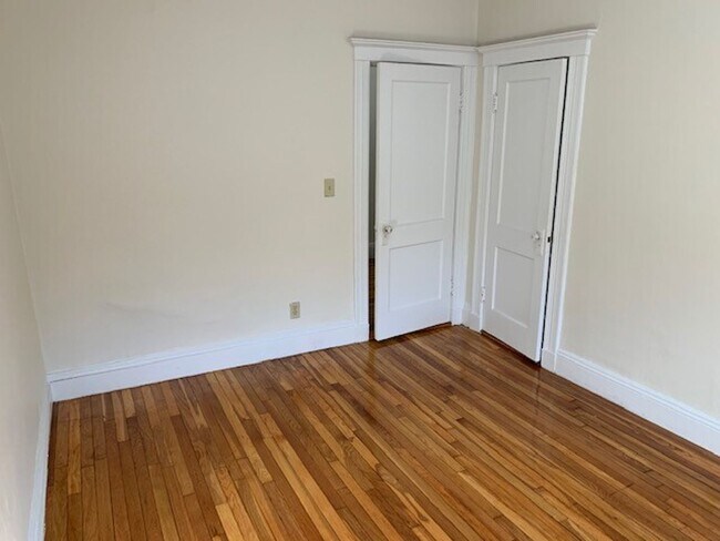 Building Photo - Huge 2 bed unit with the landlord paying the broker's fee for 9/1!!