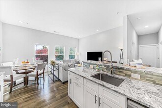 Building Photo - 537 Apple St