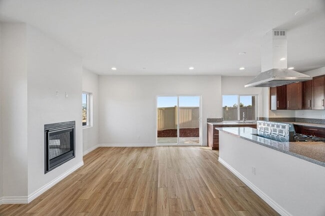 Building Photo - 5 Bedroom house with view