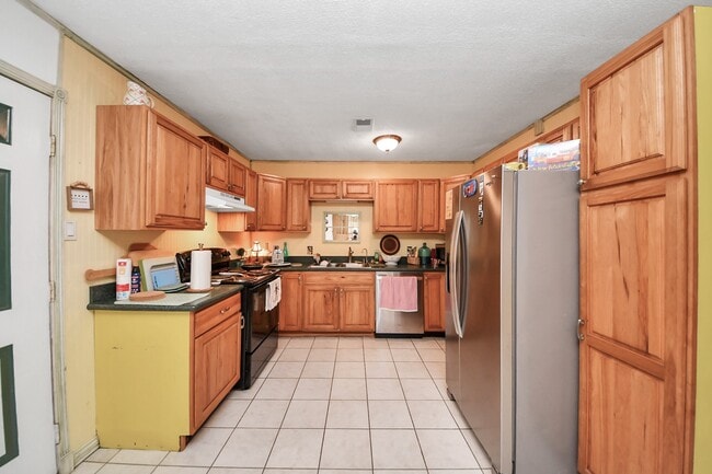 Building Photo - 17018 Water Oak Dr