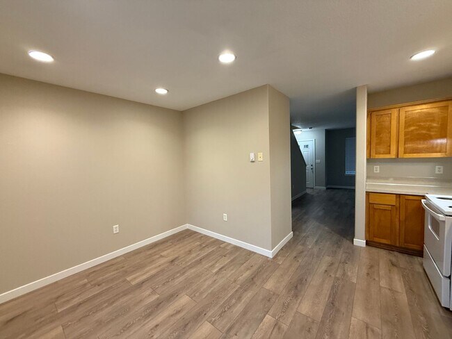 Building Photo - FREE RENT through FEBRUARY - SEE LISTING for DETAILS!  Newly Updated Two Bedroom Townhome Availab...