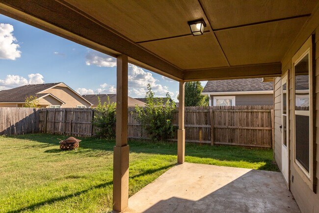 Building Photo - Charming 3 Bed/2 Bath near pool!