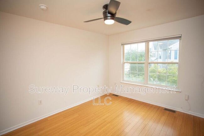 Building Photo - 605 Doral Dr