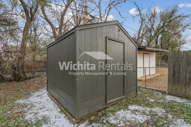 Building Photo - 2 bedroom 1 bath duplex ***Half off first months rent***